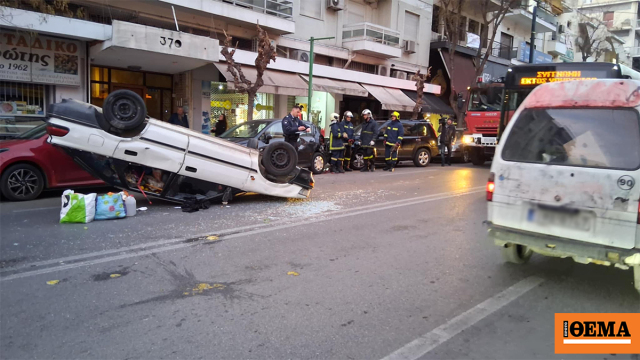 Πατησιών: Η στιγμή της ανατροπής του αυτοκινήτου