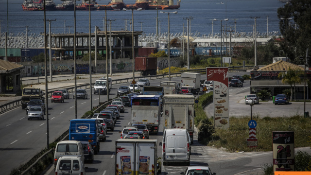 Τροχαίο στη Λεωφόρο Σχιστού με σύγκρουση φορτηγών