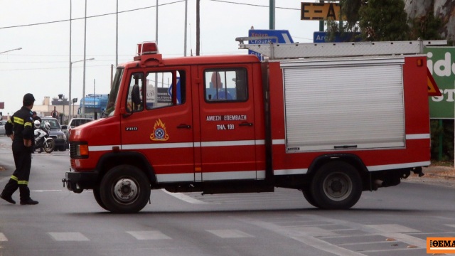 Φωτιά στα Σπάτα – Επιχειρούν 35 πυροσβέστες