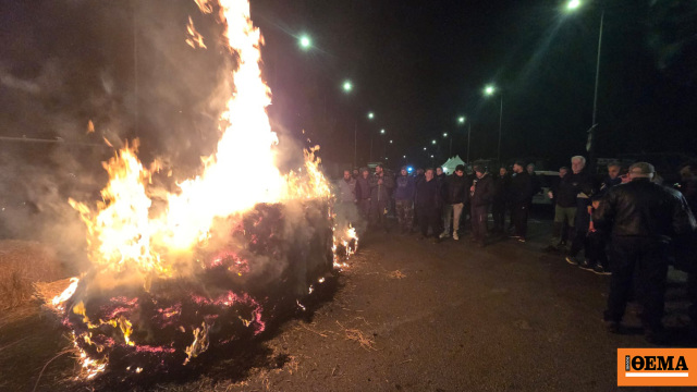 Οι αγρότες έκαψαν άχυρα στη Γυρτώνη