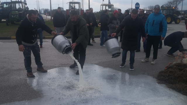 Συμβολικός αποκλεισμός του κόμβου Μεγαλοχωρίου από αγρότες