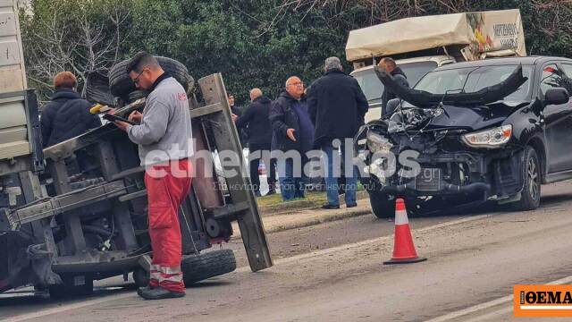 Φορτηγό μηχάνημα έργου συγκρούστηκε με ΙΧ, τραυματίστηκε ανήλικη