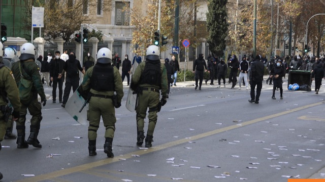 Έχουμε εικόνες από άτομα στα επεισόδια του Συντάγματος πριν καλύψουν τα χαρακτηριστικά τους