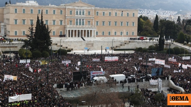 Χιλιάδες τίμησαν τη μνήμη των θυμάτων των Τεμπών, λίγοι προκάλεσαν επεισόδια και καταστροφές