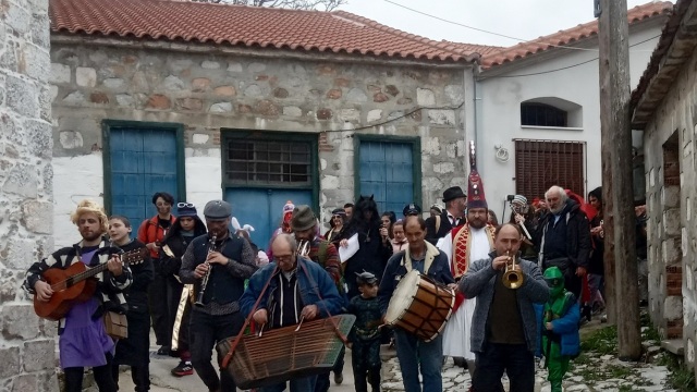 Απόκριες στην Αγιάσο Λέσβου με την παραδοσιακή «πατινάδα»