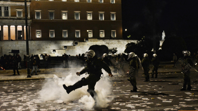 30 προσαγωγές, επτά συλλήψεις και τρεις αστυνομικοί τραυματίες